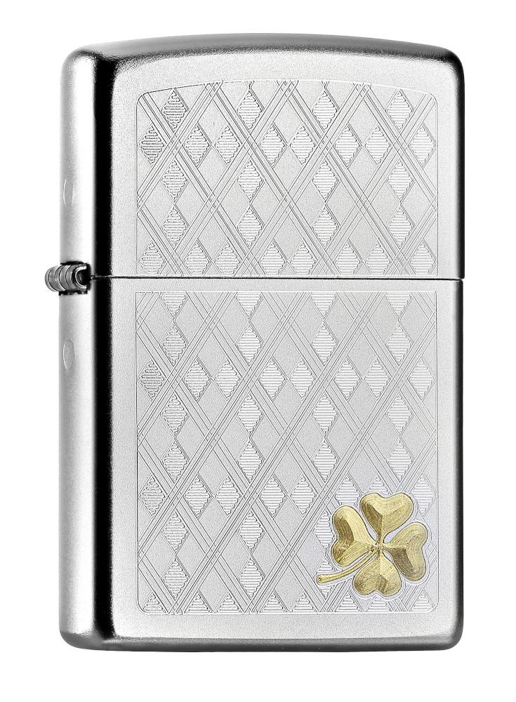 Frontansicht 3/4 Winkel Zippo Feuerzeug chrom eingraviertes Karomuster mit kleinem Kleeblatt in der unteren rechten Ecke 