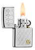 Frontansicht Zippo Feuerzeug chrom eingraviertes Karomuster mit kleinem Kleeblatt in der unteren rechten Ecke geöffnet mit Flamme