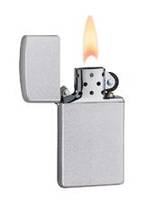 Zippo Feuerzeug Basismodell Slim Satin Chrom geöffnet mit Flamme