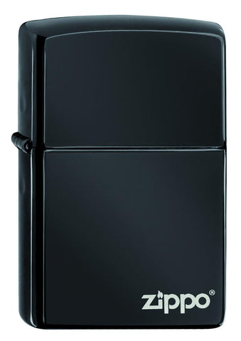 Frontansicht 3/4 Winkel Zippo Feuerzeug Basismodell schwarz hochglanz mit Zippo Logo