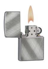 Zippo Feuerzeug Frontansicht ¾ Winkel gerichtete Bürstung geöffnet und angezündet in silberfarben Basismodell