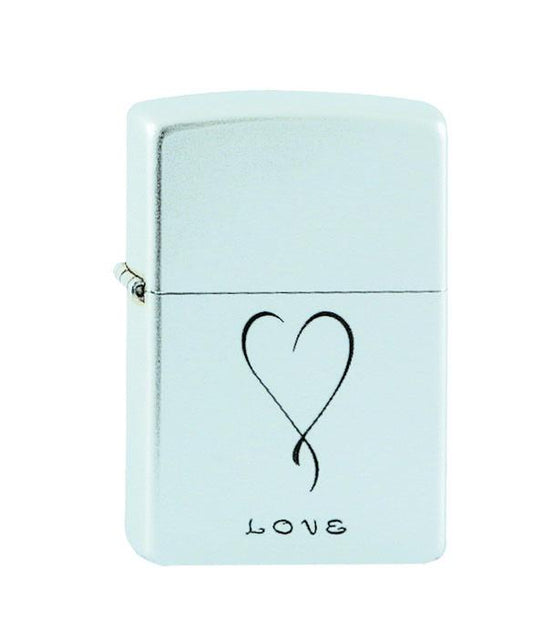 Frontansicht 3/4 Winkel Zippo Feuerzeug chrom mit Herz und Schriftzug Love