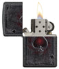 Zippo Feuerzeug Frontansicht geöffnet und angezündet mit gothic inspiriertem Pik-Ass Spielkarten Motiv in dunkelrot und schwarz