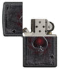 Zippo Feuerzeug Frontansicht geöffnet mit gothic inspiriertem Pik-Ass Spielkarten Motiv in dunkelrot und schwarz