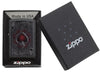 Zippo Feuerzeug Frontansicht mit gothic inspiriertem Pik-Ass Spielkarten Motiv in dunkelrot und schwarz in geöffneter Geschenkbox