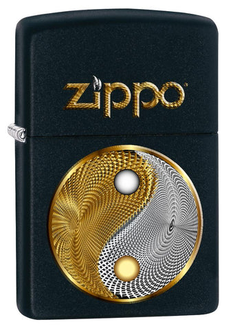 Zippo Feuerzeug Frontansicht ¾ Winkel mit Zippo Schriftzug in gold und Yin Yang Symbol in gold weiß darunter auf schwarzem Hintergrund