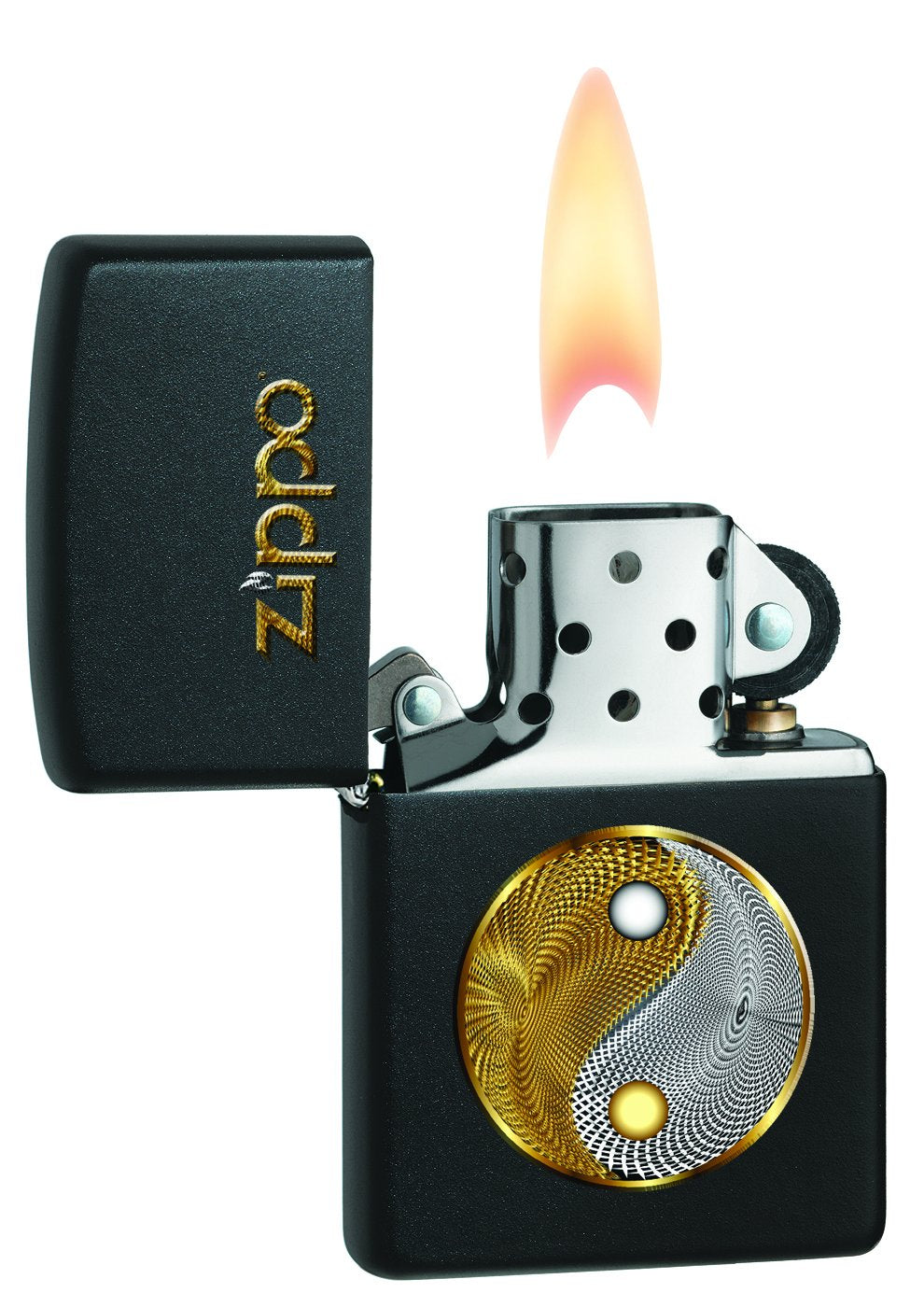 Zippo Feuerzeug Frontansicht ¾ Winkel geöffnet und angezündet mit Zippo Schriftzug in gold und Yin Yang Symbol in gold weiß darunter auf schwarzem Hintergrund