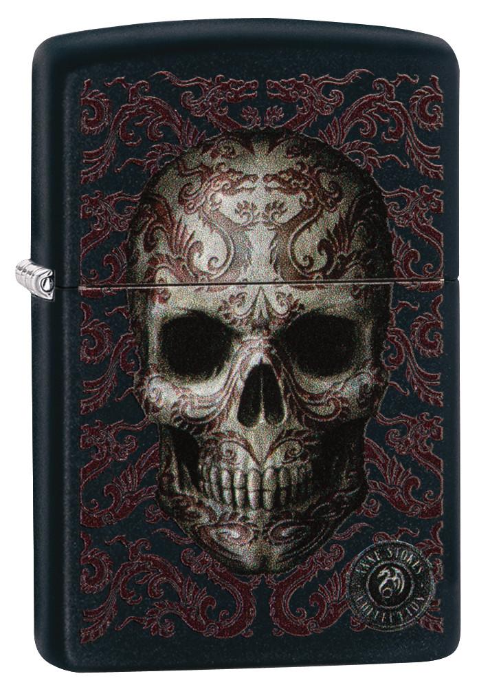 Zippo Feuerzeug Frontansicht ¾ Winkel schwarz matt mit Totenkopf im Zentrum umgeben von verschnörkelten chinesisch inspirierten roten Drachen entworfen von Anne Stokes