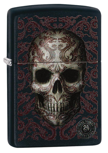 Zippo Feuerzeug Frontansicht ¾ Winkel schwarz matt mit Totenkopf im Zentrum umgeben von verschnörkelten chinesisch inspirierten roten Drachen entworfen von Anne Stokes