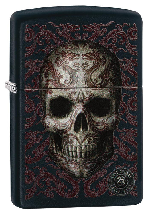 Zippo Feuerzeug Frontansicht ¾ Winkel schwarz matt mit Totenkopf im Zentrum umgeben von verschnörkelten chinesisch inspirierten roten Drachen entworfen von Anne Stokes