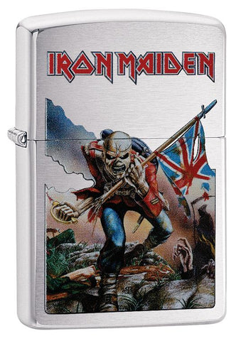 Frontansicht 3/4 Winkel Zippo Feuerzeug chrom Iron Maiden Maskottchen Eddie The Head in britischer Uniform auf einem Schlachtfeld