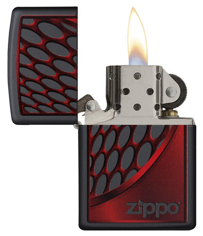 Zippo Feuerzeug schwarz Zippo Logo auf rot schwarzem Hintergrund geöffnet mit Flamme