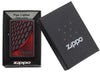 Zippo Feuerzeug schwarz Zippo Logo auf rot schwarzem Hintergrund in offener Geschenkbox