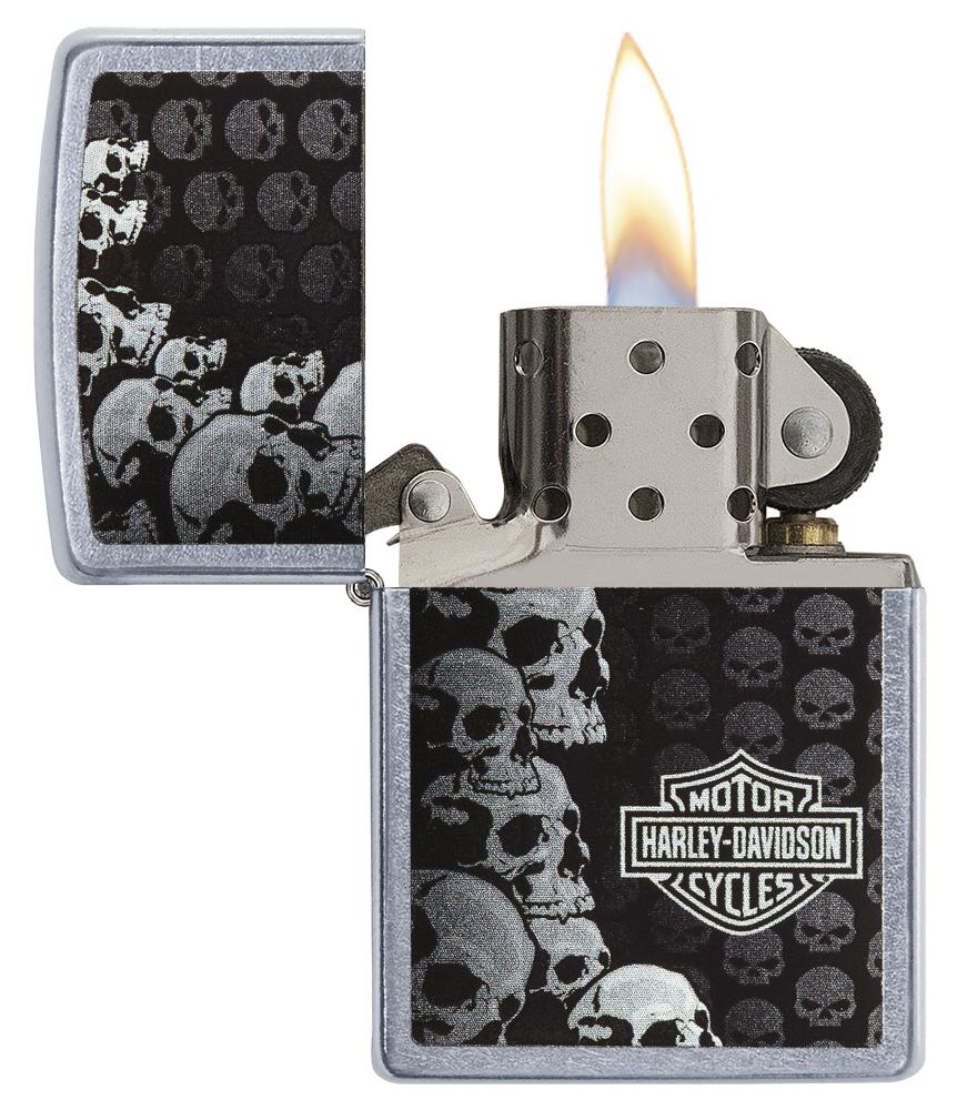 Zippo Feuerzeug Harley-Davidson Logo umgeben von Totenköpfen in verschiedenen Größen geöffnet mit Flamme