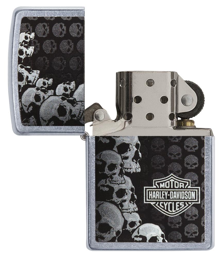 Zippo Feuerzeug Harley-Davidson Logo umgeben von Totenköpfen in verschiedenen Größen geöffnet