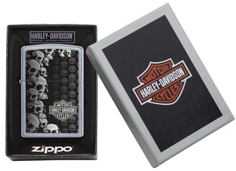 Zippo Feuerzeug Harley-Davidson Logo umgeben von Totenköpfen in verschiedenen Größen in offener Box