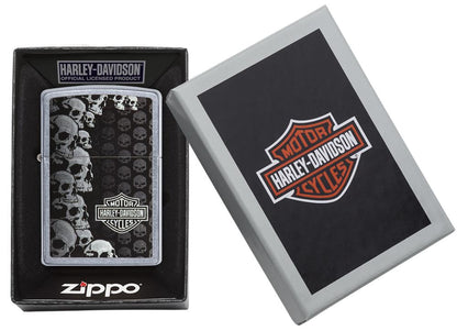Zippo Feuerzeug Harley-Davidson Logo umgeben von Totenköpfen in verschiedenen Größen in offener Box