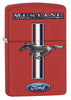 Frontansicht 3/4 Winkel Zippo Feuerzeug rot mit Ford Mustang Logo