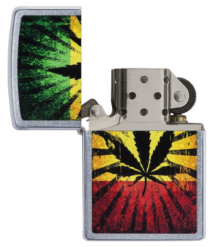  Zippo Feuerzeug chrom mit Hanfblatt auf Jamaikafarben Hintergrund geöffnet