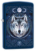 Zippo Feuerzeug Frontansicht ¾ Winkel in marineblau matt mit Wolfsgesicht Abbildung und diversen fantasievollen Elementen designt von Anne Stokes