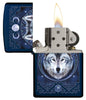 Zippo Feuerzeug Frontansicht geöffnet und angezündet in marineblau matt mit Wolfsgesicht Abbildung und diversen fantasievollen Elementen designt von Anne Stokes
