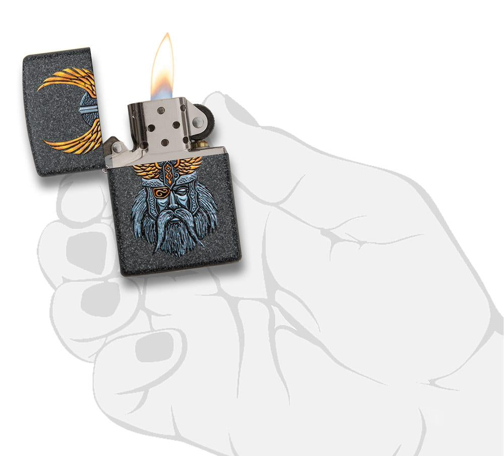 Zippo Feuerzeug grau mit dem Kopf von Göttervater Odin geöffnet mit Flamme in stilisierter Hand
