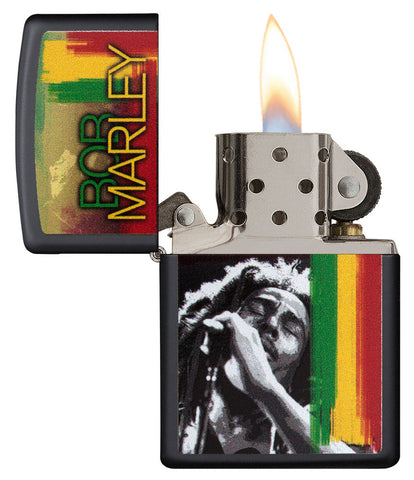 Vue de face du briquet tempête Zippo Bob Marley ouvert, avec flamme