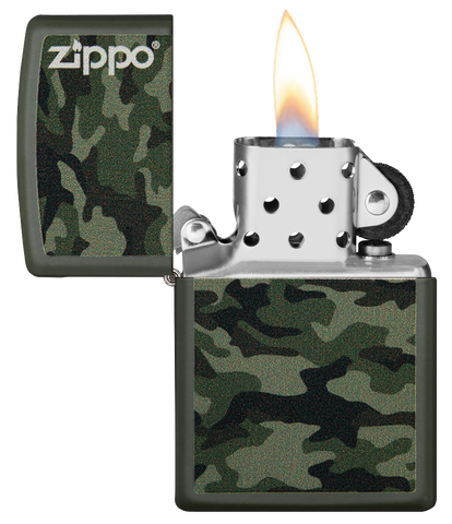 Vue de face du briquet tempête Zippo Camo and Zippo Design ouvert, avec flamme