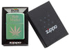 Zippo Feuerzeug Frontansicht Hochglanz Grün mit Bob Marley Schriftzug und großem Hanfblatt in offener Box