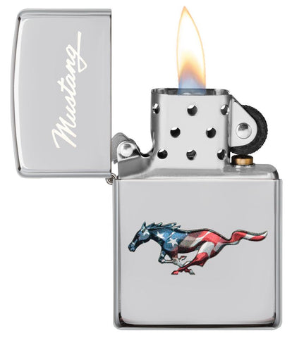 Zippo Feuerzeug Chrom Mustang Pferd in Farben der US Flagge geöffnet mit Flamme