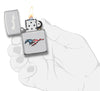Zippo Feuerzeug Chrom Mustang Pferd in Farben der US Flagge geöffnet mit Flamme in stilisierter Hand