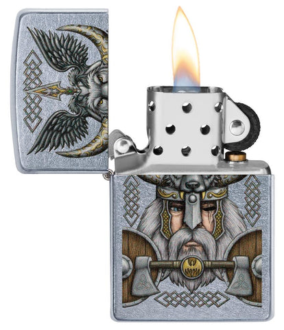 Zippo Feuerzeug chrom Odin mit Helm geöffnet mit Flamme