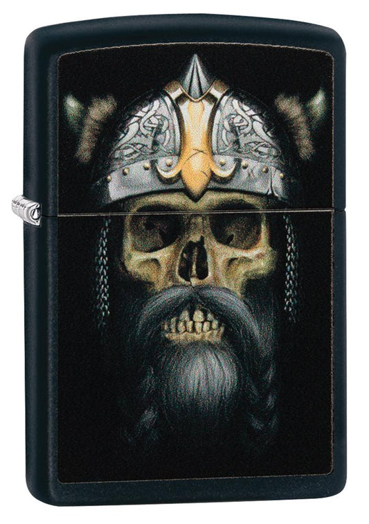 Frontansicht 3/4 Winkel Zippo Feuerzeug schwarz Wikinger Totenkopf mit Bart und Helm