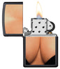 Zippo Feuerzeug schwarz tief ausgeschnittenes Decollete einer Frau geöffnet mit Flamme