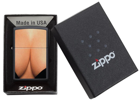 Zippo Feuerzeug schwarz tief ausgeschnittenes Decollete einer Frau in offener Geschenkbox