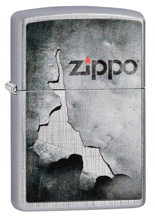 Frontansicht 3/4 Winkel Zippo Feuerzeug chrom Zippo Logo auf abblätterndem Metall