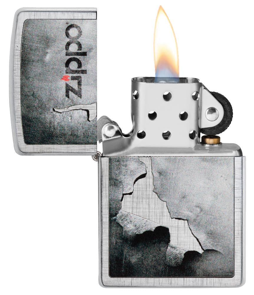 Zippo Feuerzeug chrom Zippo Logo auf abblätterndem Metall geöffnet