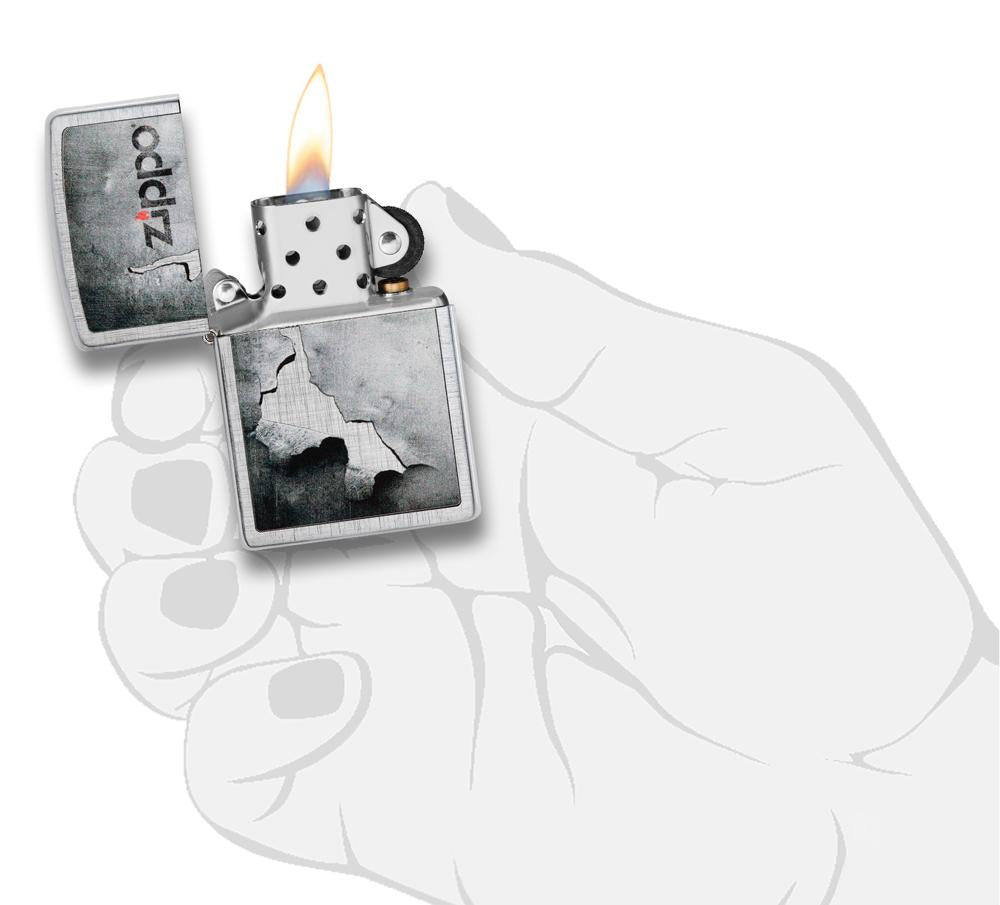 Zippo Feuerzeug chrom Zippo Logo auf abblätterndem Metall geöffnet mit Flamme in stilisierter Hand