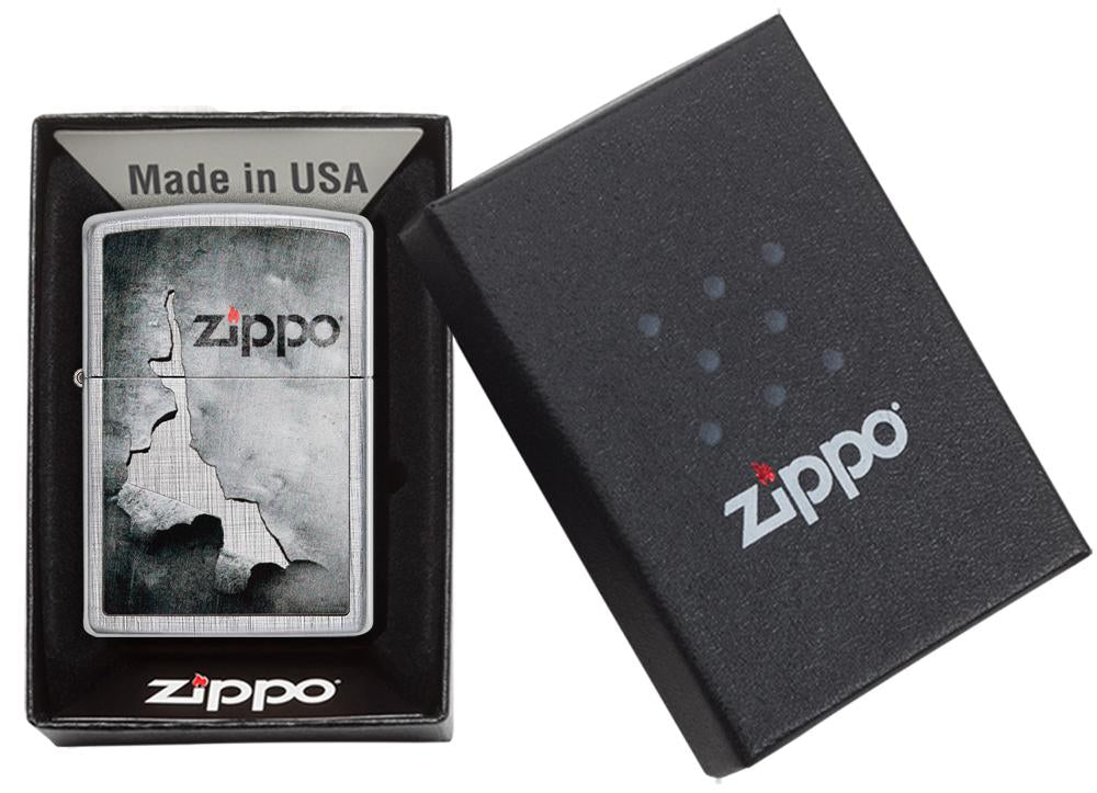 Zippo Feuerzeug chrom Zippo Logo auf abblätterndem Metall in offener Box