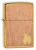 Frontansicht 3/4 Winkel Zippo Woodchuck Mahagoni Holz mit kleiner goldfarbenen Zippo Flamme in unterer rechter Ecke
