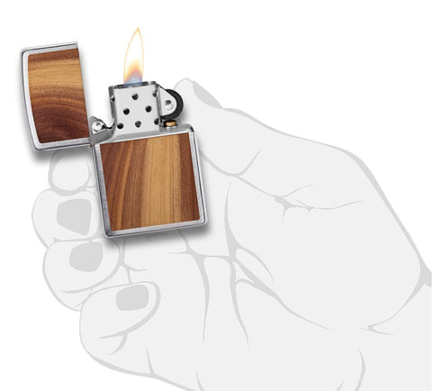 Zippo Woodchuck Zedernhols geöffnet mit Flamme in stilisierter Hand