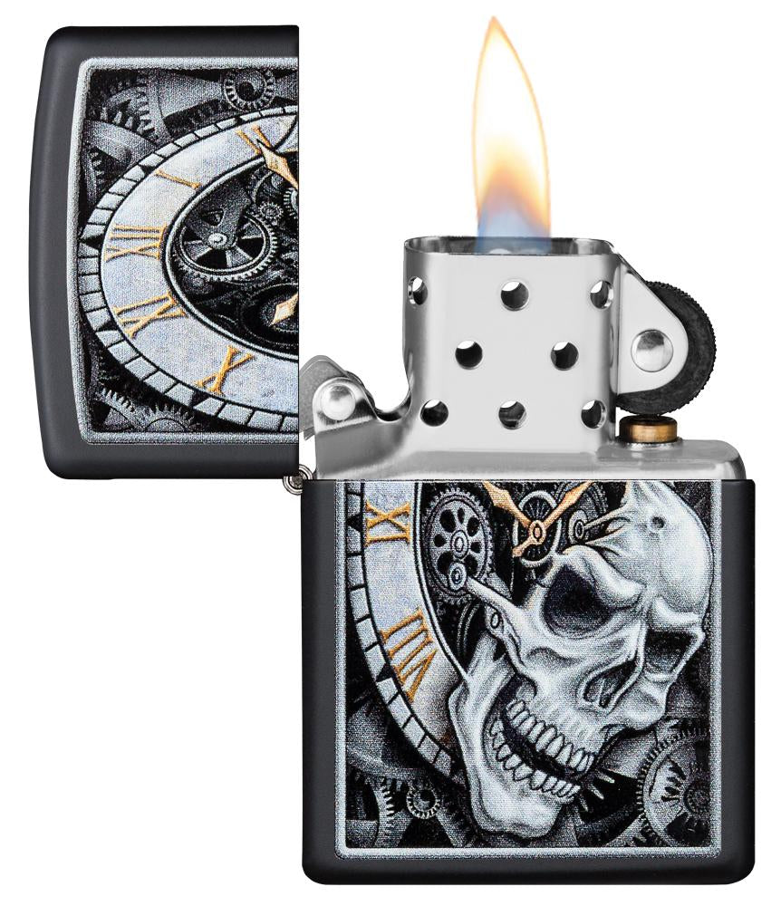 Zippo Feuerzeug schwarz Uhr, aus der ein Totenkopf hervorkommt mit Zahnrädern im Hintergrund geöffnet mit Flamme