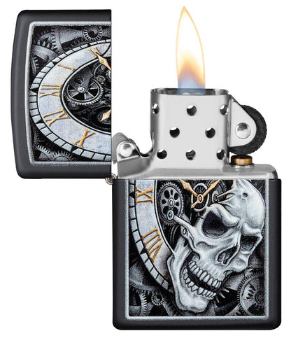 Zippo Feuerzeug schwarz Uhr, aus der ein Totenkopf hervorkommt mit Zahnrädern im Hintergrund geöffnet mit Flamme