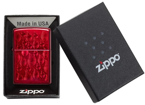 Zippo Feuerzeug Frontansicht Basismodell in rot mit optisch rauer Oberfläche und vielen abgebildeten Zippo Flammen in offenem Karton