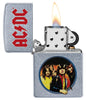 Zippo Feuerzeug AC/DC® Frontansicht geöffnet und angezündet in Street chrome mit Highway to Hell Albumcover inspiriertem Bild in rund und rotes AC/DC® Logo