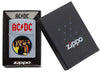 Zippo Feuerzeug AC/DC® Frontansicht in Street chrome mit Highway to Hell Albumcover inspiriertem Bild in rund und rotes AC/DC® Logo in geöffneter AC/DC® Geschenkbox