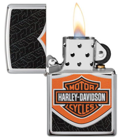 Zippo Feuerzeug Chrom Harley Davidson Logo orange schwarz weiß geöffnet mit Flamme