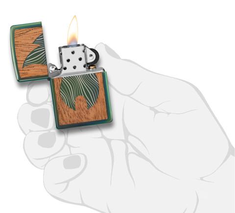 Zippo Woodchuck mit grüner Zippo Flamme geöffnet mit Flamme in stiliiserter Hand