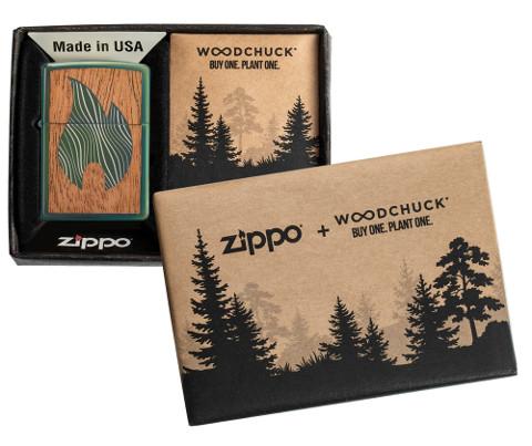 Zippo Woodchuck mit grüner Zippo Flamme in offener Verpackung