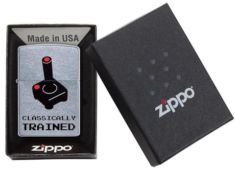 Zippo Feuerzeug Frontansicht verchromt mit farbiger Abbildung von einem Joystick in schwarz rot und einem schwarzen Schriftzug in offener Box